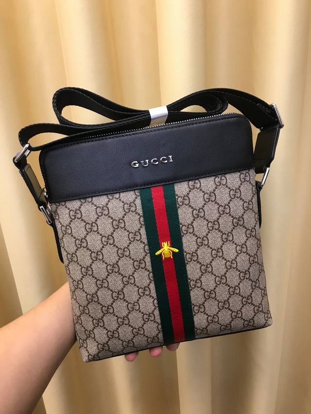 年 古奇gucci 挎包g家最新款 独家首创 原品版质 做工精细 又一超款爆来款袭 主面料超级耐用 配皮皮质柔软有韧性 时尚简约 拿到即刻有种爱不释手的冲动 来