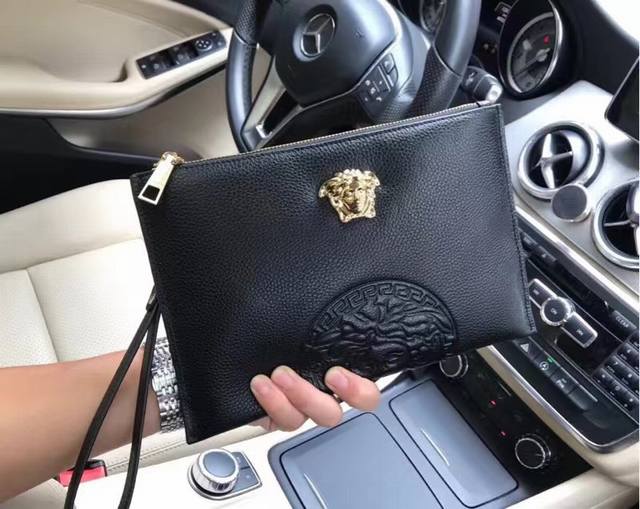 经典荔枝纹 范思哲 Versace 产品规格 W28Xh18 产品材质 原版进口牛皮 不是头层不要钱 产品详情 黑色 进口专利内里布 产品型号 8021 配专柜