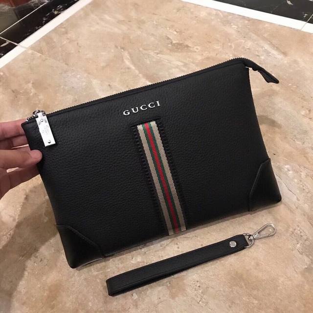 海外原单 代购级别 Gucci 管网同步新款男士包....专柜枪色五金.外面采用原厂进口磨砂皮 高端大气上档次低调奢华有内涵媲美专柜 男士首选颜色: 黑色 型号