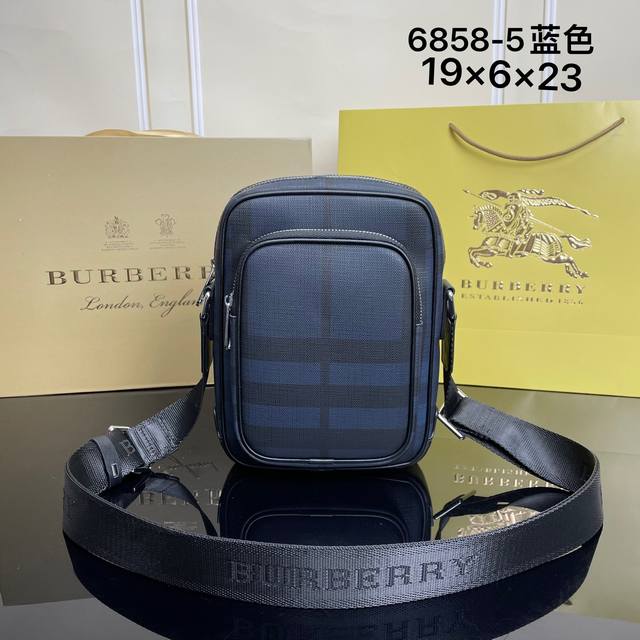 原官网型号 6858-5#海军蓝 顶级原单货burberry专柜休闲斜挎包 高端大气 时尚有品味 采用顶级burberry专用格纹材料配头层牛皮 手感柔软舒适