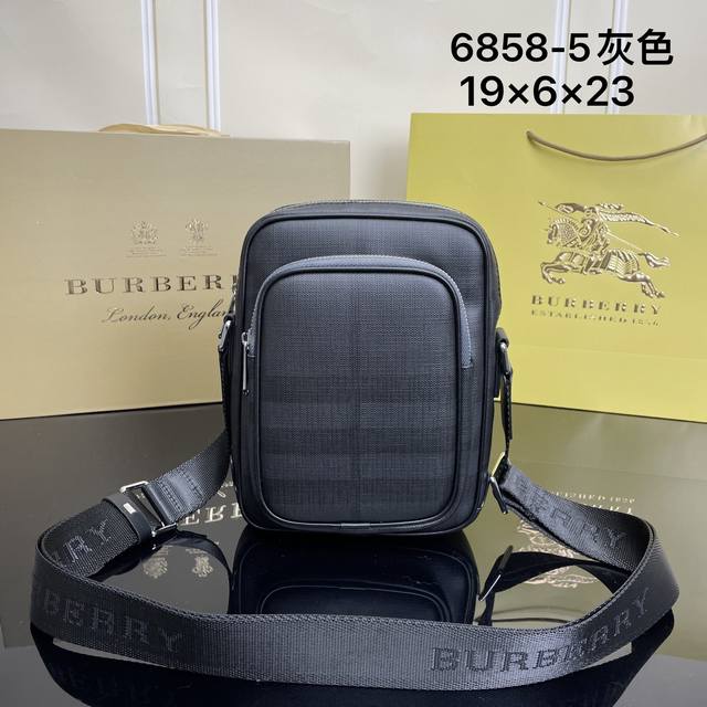 原官网型号 6858-5#专柜灰 顶级原单货burberry专柜休闲斜挎包 高端大气 时尚有品味 采用顶级burberry专用格纹材料配头层牛皮 手感柔软舒适