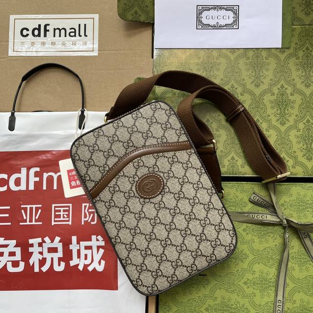 原厂皮配 Cdfmall三亚免税店手提袋 Gg迷你胸包古驰爱的进行曲 全新时装系列精选品牌典藏 素 以几何造型焕新演绎互扣式双g标识 呈现多款别致单品 金色调配