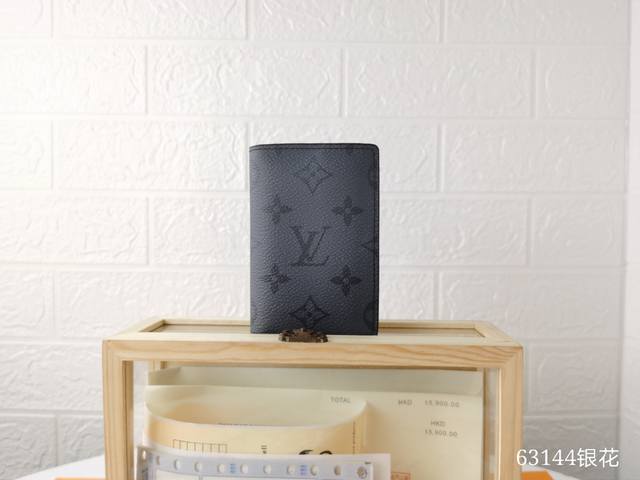 款号 M60502 银花 尺寸: 8 X 11Cm Louis Vuitton Hhi 帆布袋装钱包 可收纳卡片 收入手袋或衣服口袋轻而易举 终极阳刚宣言 63 - 点击图像关闭