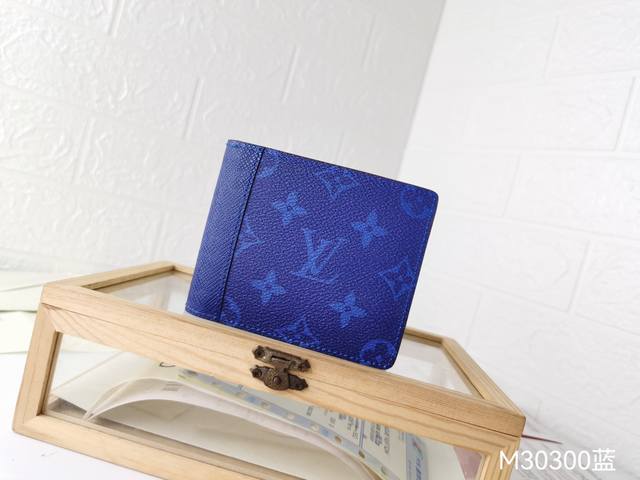 M30300 尺寸:11.5X 9.0 Cm Multiple 钱包采用monogram帆布制造 设有多个口袋 可供放置信用卡 纸币 发票 60895