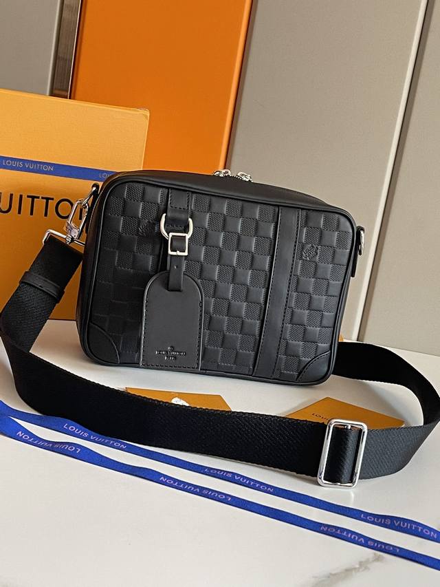 顶级原单品质n45286 Sirius 邮差包取材 Damier Infini Onyx 牛皮革 为纤薄构型搭配广口设计 便于取放其中物品 可拆卸并调节的肩带适