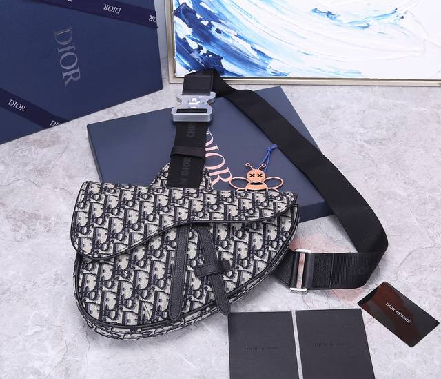 原单品质 Dior. 黑色老花 出la Dior. 2019 Pre-Fall新款saddle Bag 男款的saddle Bag强势推 Dior. 新任设计师