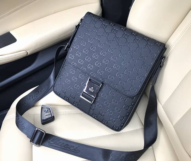 Gucci 原单 型号 33061-2高端翻盖邮差包 尺寸 25X27X6Cm 颜色 黑色 高端品质 材质 进口磨砂皮压g潮男必备斜挎包 特订五金