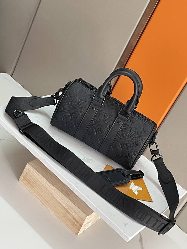 顶级原单原版开发 全钢五金 Keepall 系列的迷你版本再现新意 Taurillon Monogram 牛皮革塑造经典构型 加固侧带和可拆卸皮革名牌延续标志性