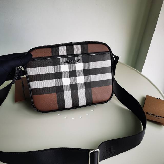 精巧的斜背包 选用 Burberry 格纹和光滑皮革材质打造 25 X 5 X 18Cm 正面饰有 Burberry 立体字母徽标 此件精品的主要材料中至少 3