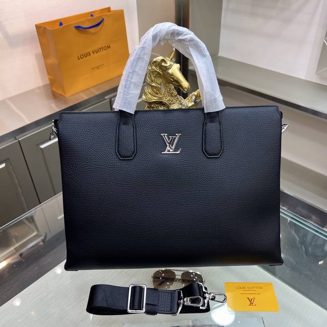 新品 Louis Vuitton 路易威登 最新公文包 不但包型做得好 而且品质也非常精细 采用进口牛皮制作 内里双隔层 款式简单大方 型号 20422-1 尺