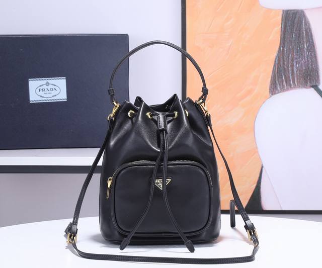 Prada 水桶包 型号 1Bh038 全皮黑色 尺寸 18X23X12 原单prada 原单品质单肩包 原单 独家双车牛皮配十字纹牛皮 绗缝织物 皮革单提手