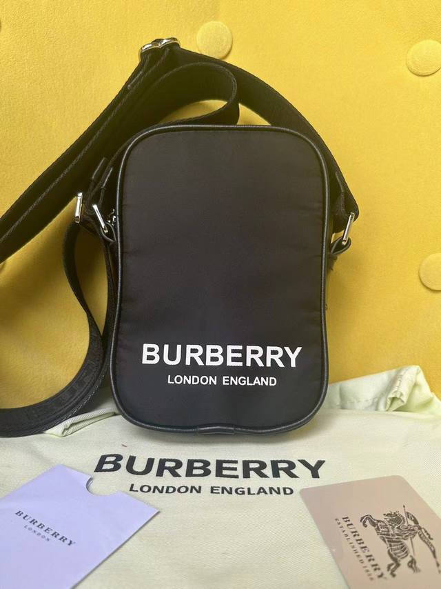 巴宝莉纤巧包款 装饰burberry格纹和品牌徽标 搭配可调式皮革斜背带 生物基材料主要来源于植物和蓖麻油等可再生自然资源 尺寸12 4.5 17.5 1款