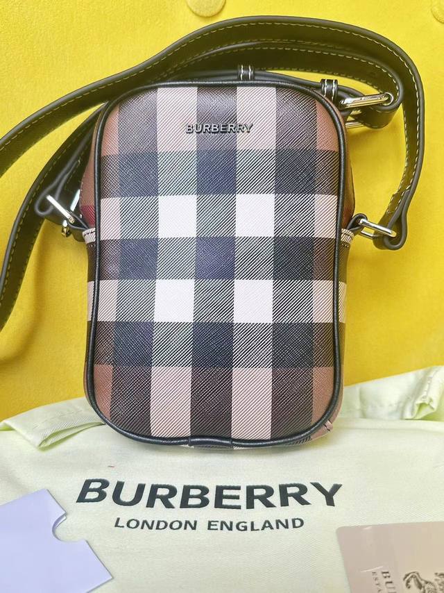 巴宝莉纤巧包款 装饰burberry格纹和品牌徽标 搭配可调式皮革斜背带 生物基材料主要来源于植物和蓖麻油等可再生自然资源 尺寸12 4.5 17.5 1款