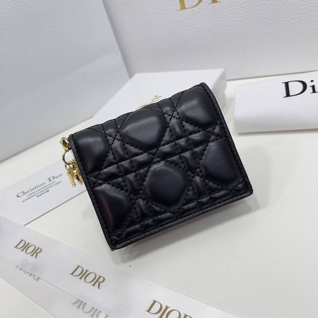 Dior 2387颜色 黑 粉 灰尺 11*8.5*3 Dior 专柜新款出货 这款迷你 Lady Dior 钱包设计精巧 空间宽敞 黑色羊皮革饰以藤格纹缉面线