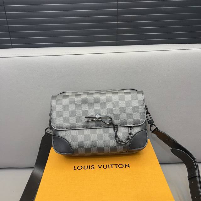 Louisvuitton 路易威登 印花链条单肩包 Steamer邮差包 斜挎包 男女通用采用精湛镶嵌细工 实物拍摄 原厂原版面料 配送礼盒 24 X 17Cm