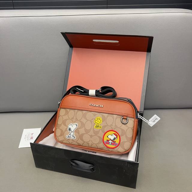 Coach 蔻驰 X 联名 Peanuts West Snoopy史努比 Graham相机包 男女通用单肩包 经典logo搭配原厂工艺材质 休闲百搭 采用精湛镶