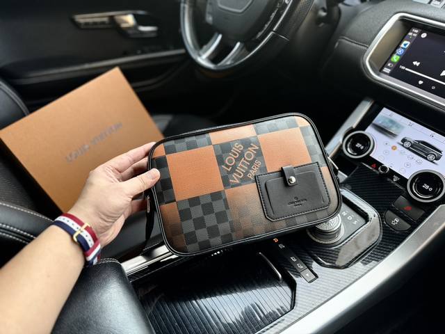 高端货 新款 Louis Vuitton 邮差包m40421 Louis Vuitton Alpha Damier Graphite图案拼色拉链 皮革 邮差包单