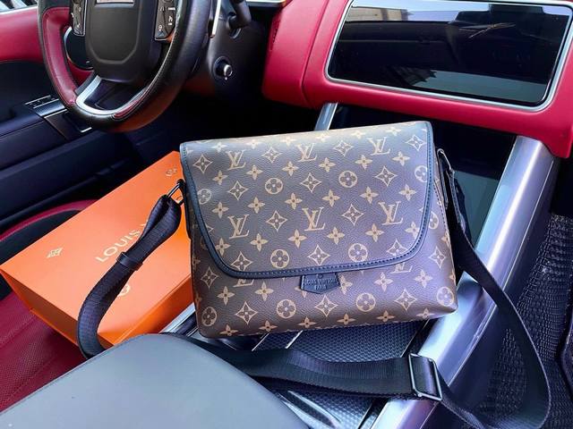 高端货 Louis Vuitton 邮差包m45557Magnetic 邮差包magnetic 邮差包受 Macassar 乌木纹理启发 以monogram 帆