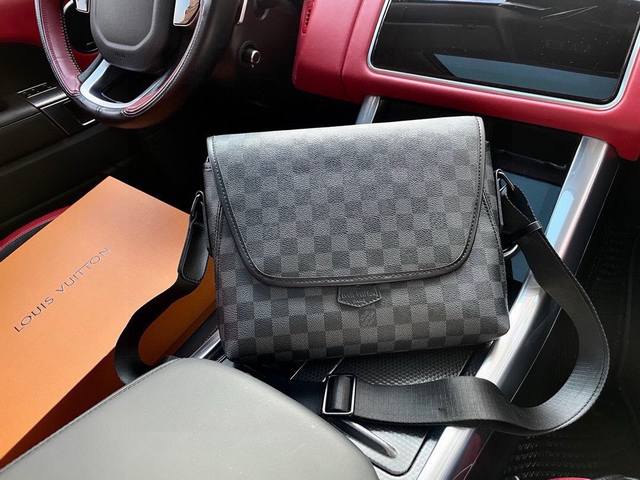 高端货 Louis Vuitton 邮差包m45557 Magnetic 邮差包magnetic 邮差包受 Macassar 乌木纹理启发 以monogram