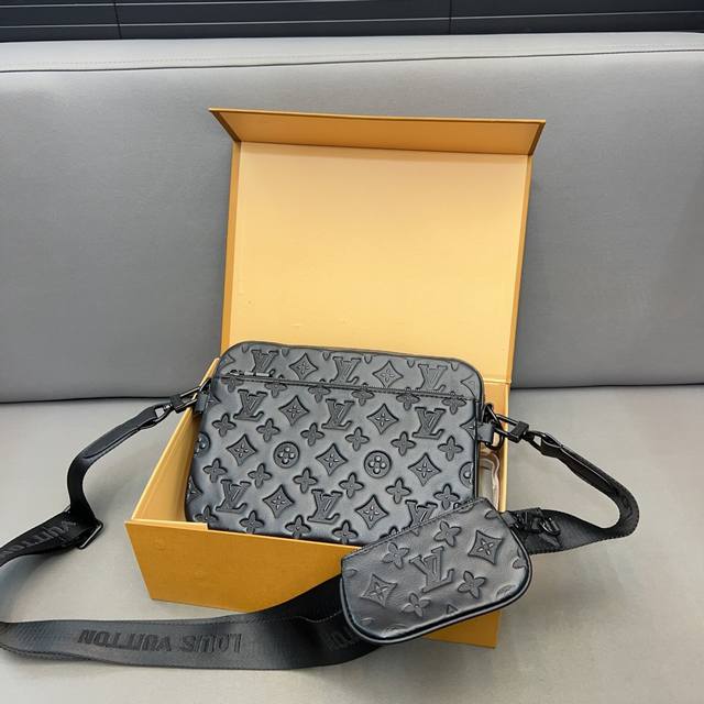 Louisvuitton 路易威登 Trio牛皮压花三合一 邮差包 单肩包 男女通用斜挎包 采用精湛镶嵌细工 经典百搭 实物拍摄 原厂原版面料 配送防尘袋 折叠