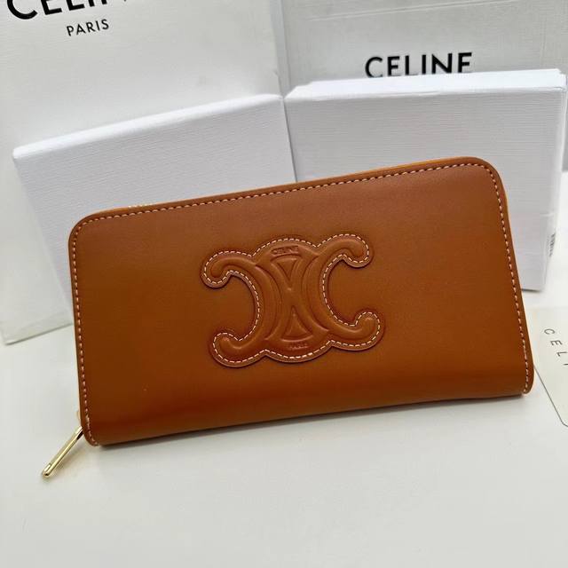 Celine A13颜色 黑色 棕色尺寸 19*10.5*3.5 Celine 专柜同步 Triomphe Cuir大号拉链钱夹 光滑小牛皮材质 小牛皮衬里 拉