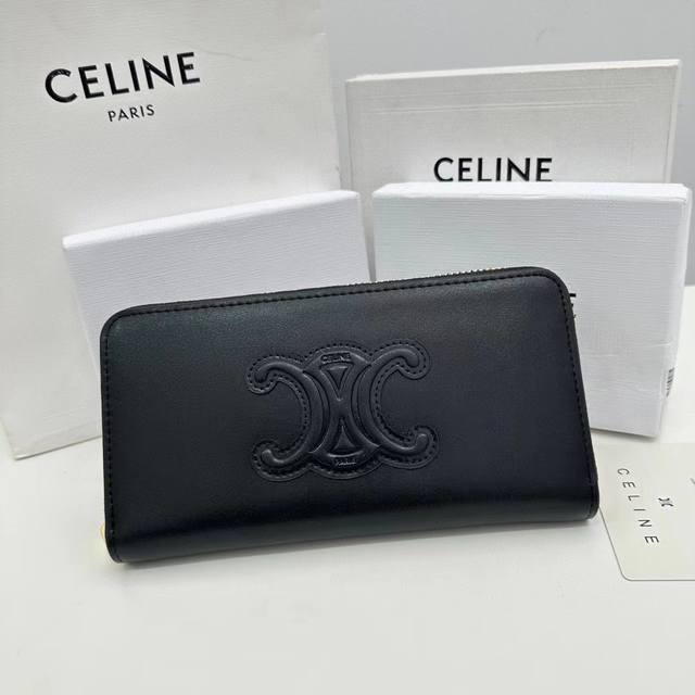 Celine A13颜色 黑色 棕色尺寸 19*10.5*3.5 Celine 专柜同步 Triomphe Cuir大号拉链钱夹 光滑小牛皮材质 小牛皮衬里 拉