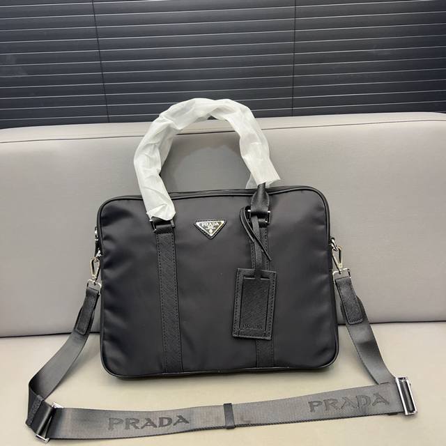 Prada 普拉达 男士帆布公文包斜挎包手提包电脑包 采用精湛镶嵌细工 经典百搭 实物拍摄 原厂原版面料 高端品质 配送防尘袋 28 X 38 Cm