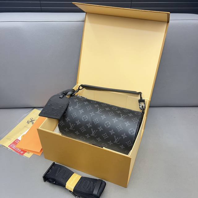 Louisvuitton 路易威登 Soft Polochon老花 圆筒包 男女通用单肩斜挎包 采用精湛镶嵌细工 经典百搭 实物拍摄 配送防尘袋 礼盒 26 X