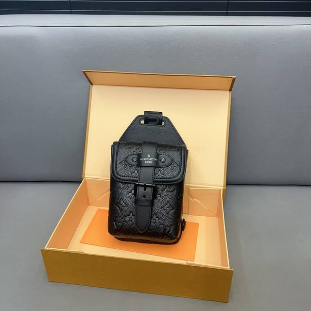 Louisvuitton 路易威登 Saumur 单肩包 胸包 斜挎包 男女通用 采用精湛镶嵌细工 经典百搭 实物拍摄 原厂原版面料 配送防尘袋 折叠礼盒 25