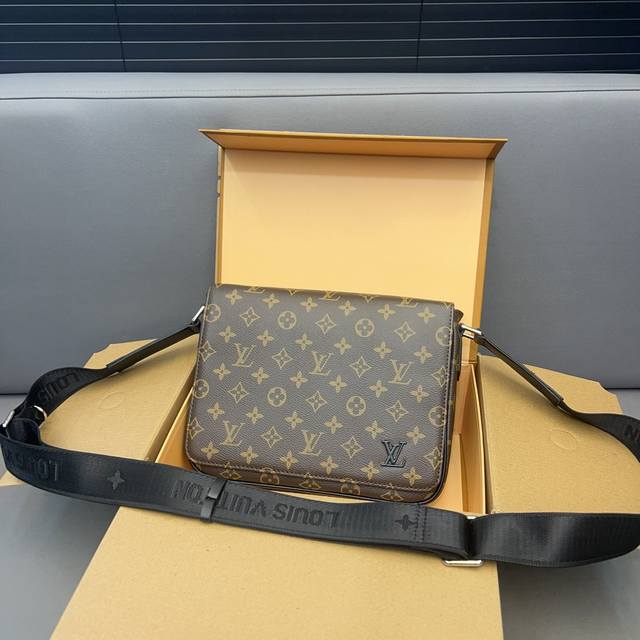 Louisvuitton 路易威登 压花 District 翻盖邮差包男士斜挎包 采用精湛镶嵌细工 实物拍摄 原厂原版面料 配送防尘袋 25 X 20 Cm