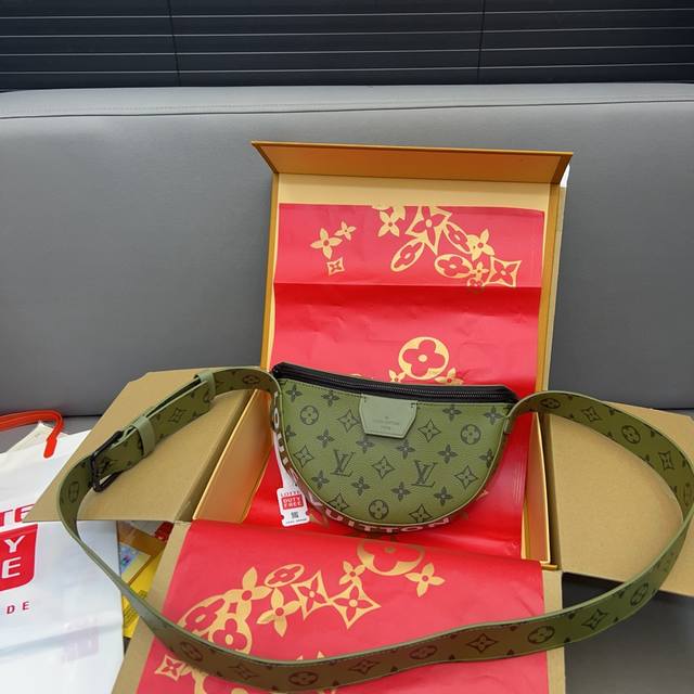 Louisvuitton 路易威登 Moon 军绿色单肩斜挎包 采用精湛镶嵌细工 实物拍摄 原厂原版面料 配送防尘布 24 X 16Cm - 点击图像关闭