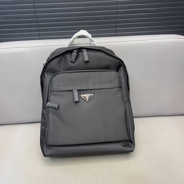 Prada 普拉达 Re-Nylon 尼龙布双肩包 男女通用书包背包 采用精湛镶嵌细工 经典百搭 实物拍摄 原厂原版面料 配送防尘袋 42 X 30 Cm