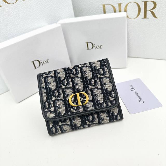 Dior 2025 2088颜色 黑色 尺寸 11*10*2 Dior专柜最新款火爆登场 采用头层牛皮 做工精致 媲美专柜 多功能小钱包 超级实用 - 点击图像关闭