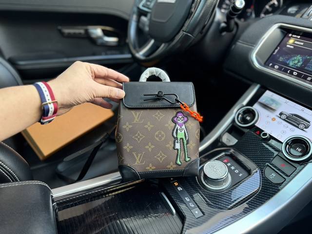 高端货 Louis Vuitton 单肩包 Louis Vuitton 路易威登 Steamer 可调节肩带翻盖磁扣 涂层帆布拼牛皮饰边 单肩斜挎包 超迷你 男