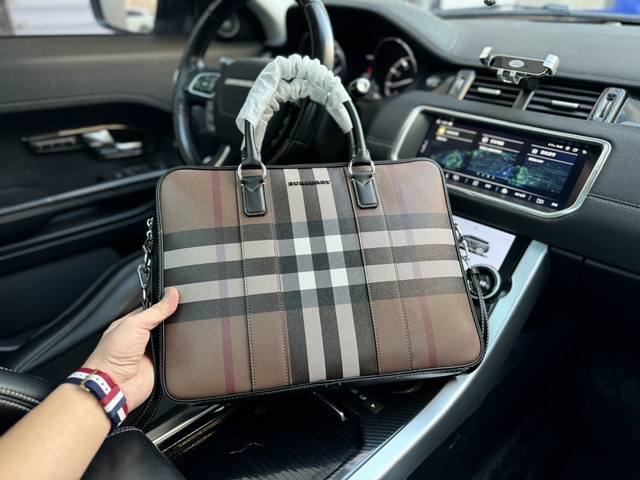 高端货 巴宝莉 Burberry 公文包原厂面料 高清五金logo标志 专用内里 电脑隔层 顺滑拉链 油边平滑 带拉链暗袋 做工精致每个细节到位 男人必备款 规