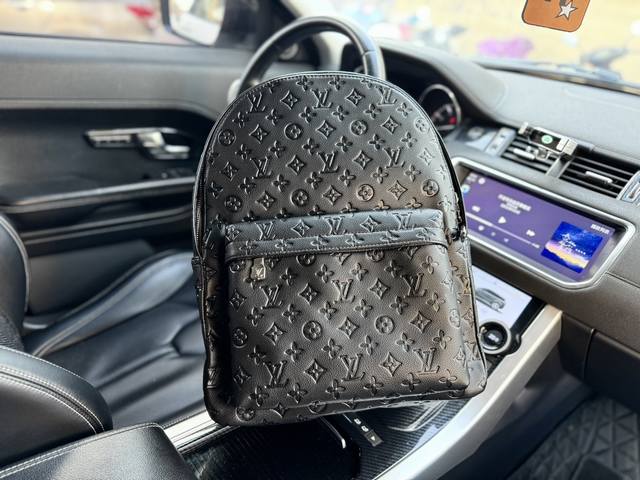 高端货 新款 Louis Vuitton Lv双肩包 路易威登 复古logo压花 皮革 书包双肩包 男女同款 更搭配织带装饰肩带和黑色皮革滚边 精心打造 此材料