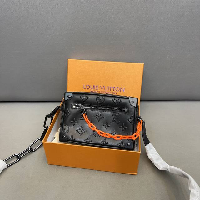 Louisvuitton 路易威登 Mini Soft Trunk压花 链条盒子包 小方包 男女通用斜挎包 小箱子 采用精湛镶嵌细工 实物拍摄 原厂原版面料 配