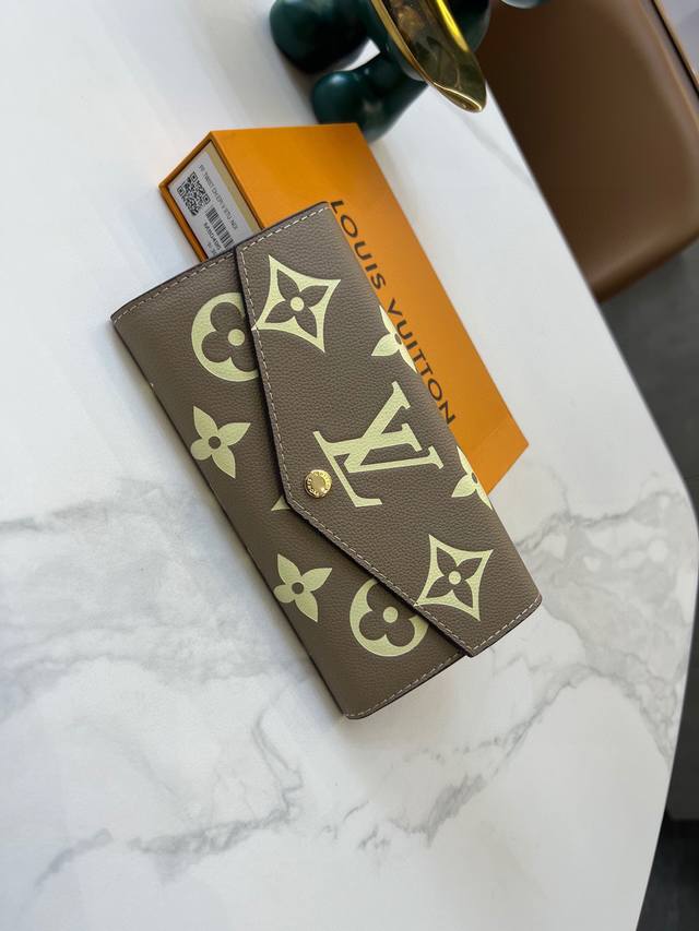 Lv M80496 用美丽的双色的monogram An成套皮革优雅地完成了的 Portofoilysara 用金色的按扣开闭的翻盖打开的话出现 容易整理的内部