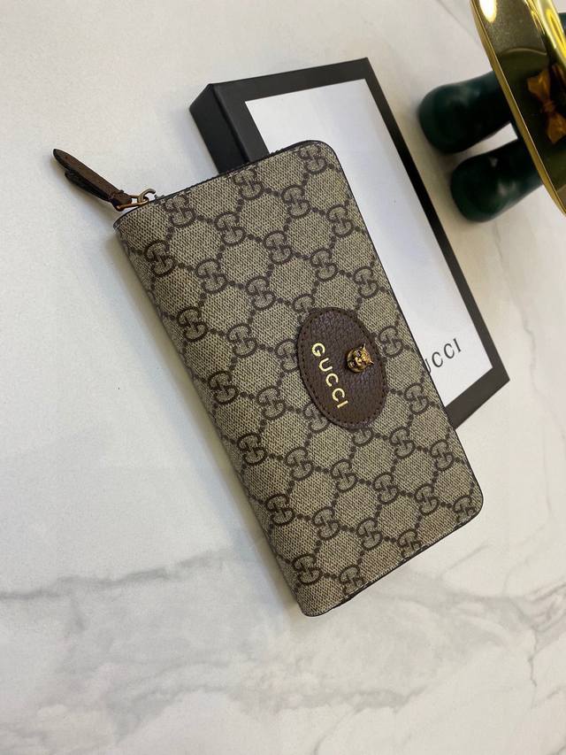 Gucci 产品型号 473 3 产品品质 原版 产品材质 Pvc配皮 产品规格 19*9.5*2.5 产品颜 色 咖配黄 产品描 述 官网同步 精湛手工制作实