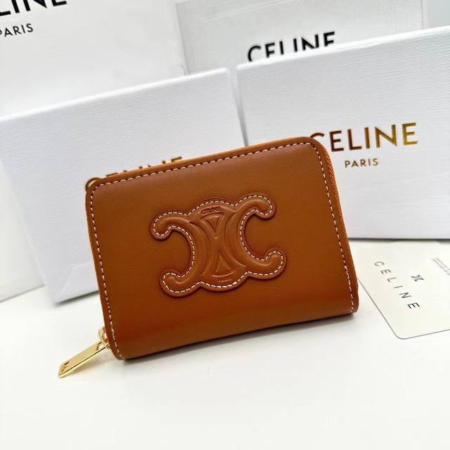 Celine A16颜色 黑色 棕色尺寸 10.5*9*1 Celine 专柜同步 Triomphe Cuir紧凑型拉链钱夹 光滑小牛皮小牛皮衬里拉链封口六个信