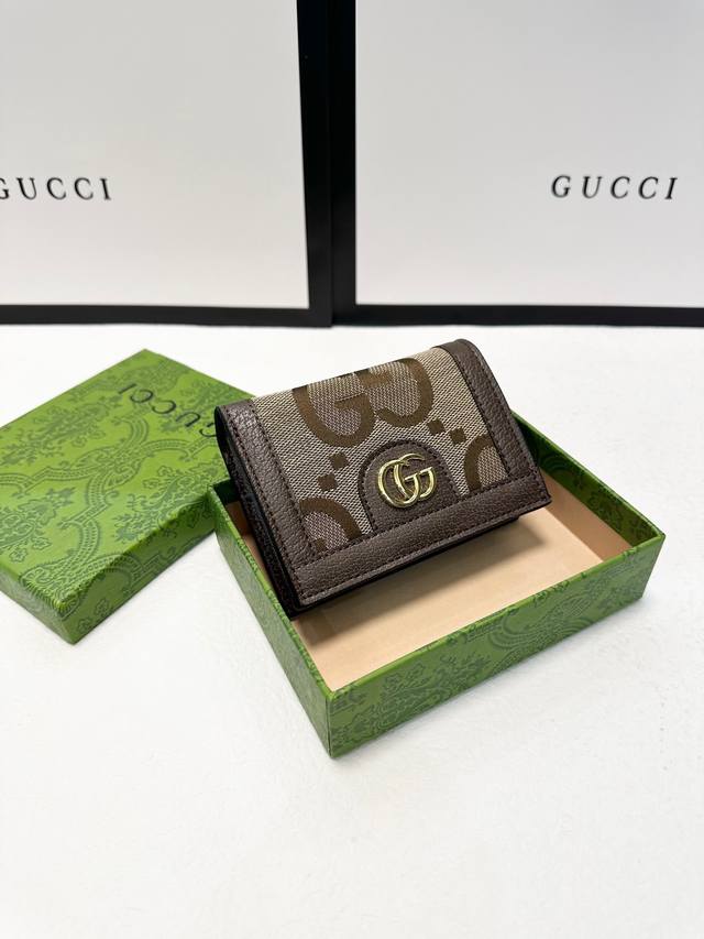 颜色 棕色尺寸 11X9Gucci Diana竹节新款钱包全拉链式钱包融合品牌颇具辨识度的 素,匠心装饰竹节配件和字母交织图案细节这款钱包由双图案帆布制作而成,