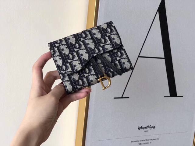 Dior 6812颜色 黑色尺寸 11*10*2 2019 Dior专柜秋冬新款火爆登场 采用头层牛皮 做工精致 媲美专柜 多功能小钱包 超级实用