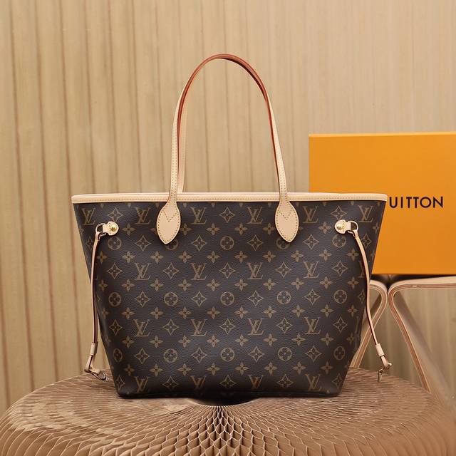 原单 Neverfull 中号手袋 M40995 全新演绎经典手袋 探索袋内精致细节 重新设计的内袋采用了清新的织物内衬和灵感源自档案馆的复古细节 最值得称道的