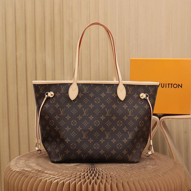 原单 Neverfull 中号手袋 M41177 全新演绎经典手袋 探索袋内精致细节 重新设计的内袋采用了清新的织物内衬和灵感源自档案馆的复古细节 最值得称道的 - 点击图像关闭