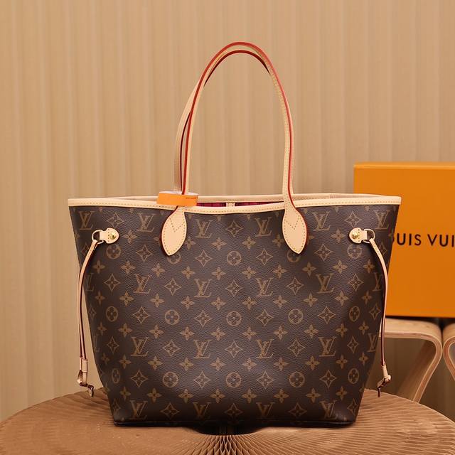 中号手袋m41178梅红neverfull 经典手袋 探索袋内精致细节 重新设计的内袋采用了清新的织物内衬和灵感源自路易威登档案馆的复古细节 最值得称道的莫过于