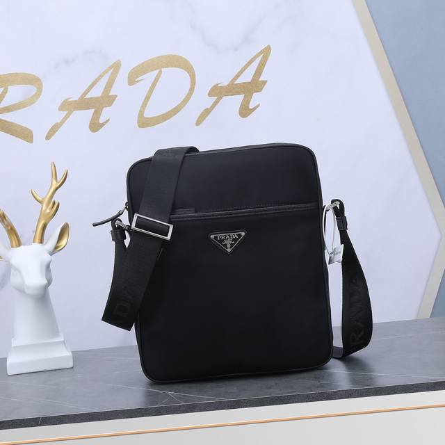 Prada P家男单款肩包 超经典网官热销款 手工节细都杠杠滴 轻盈原的版防水布料一直到受很多人追捧 175原版品质 实物拍摄请品鉴 002款 尺寸 :W24X