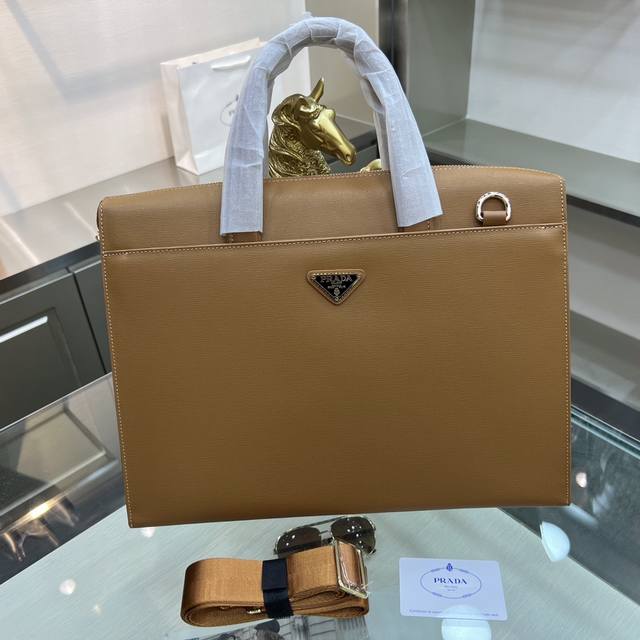 Prada 普拉达 普拉达新款男士定型公文包 采用进口头层定型牛皮制作 搭配顶级五金配件 带密码锁 在公文包系列中实属佼佼者 商务人士与潮流达人皆适用的款式 喜