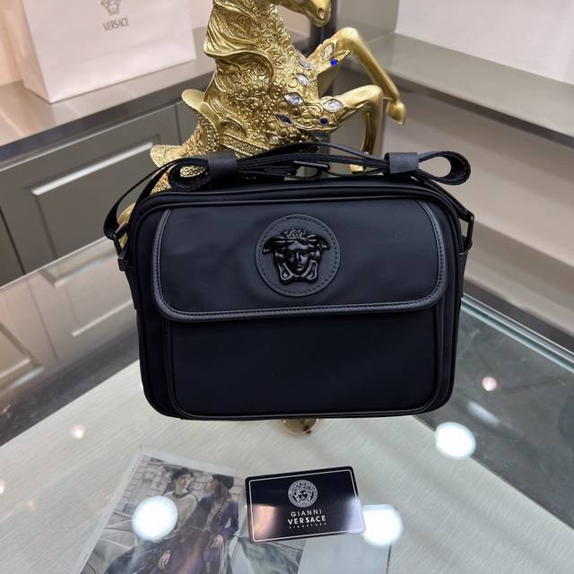 Versace 范思哲 高级定制 男士单肩包系列 顶级进口牛皮配防水布 搭配黑色美杜莎唛头 名师设计 资深裁缝 立体剪裁完美版型 上手效果极佳 设计理念独特 献