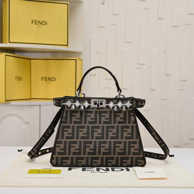 型号3314 中号限量水钻小猫包 Fendi 惊呆了老花搭配亮晶晶的水钻 休闲中又有一丝高贵 Fendi Peekaboo Iseeu Petite小猫包 银色