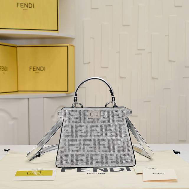 型号7732小号双f钻石小猫包 Fendi Peekaboo Iseeu Petite小猫包 银色人造水晶ff图案 标志性peekaboo Iseeu手袋 小巧